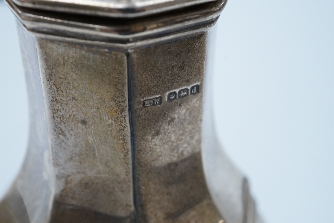 A George V silver octagonal sugar castor, by Henry Wigful, Sheffield, 1921, 19.2cm, 5.3oz.